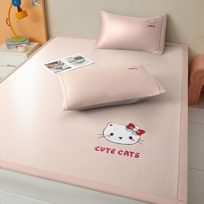 91家纺网 家纺一手货源 找家纺 全季家居 2025新款5A抗菌碳光卡通贴布系列冰丝席 床席款-胖脸猫咪-淡粉