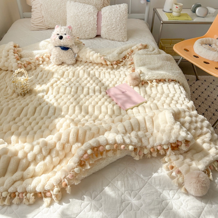 91家纺网 家纺一手货源 找家纺 潮邦创意家居 2025新款 奶芙绒流苏球毛毯 绵云白