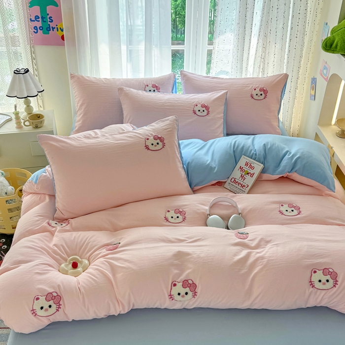 91家纺网 家纺一手货源 找家纺 优卡迪家纺馆 2025新款水洗棉毛巾绣四件套（下载文件夹包含买家秀） 草莓KT-玉粉