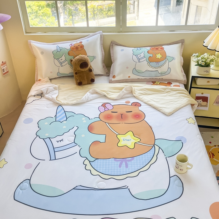 91家纺网 家纺一手货源 找家纺 博雅 2025新款A类大版数码印花冰丝凉席可组合凉感丝夏被-卡皮巴拉 木马卡皮巴拉