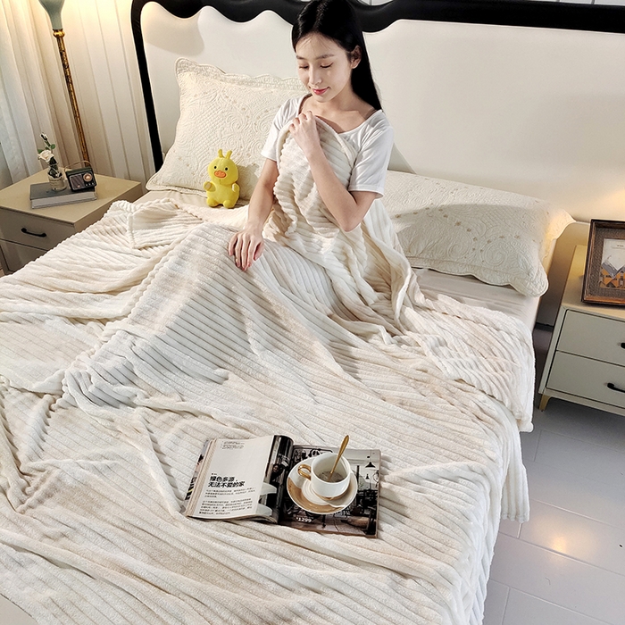 91家纺网 家纺一手货源 找家纺 巴木赫2025新款200g水墨印染抽条毛毯毯子 奶白