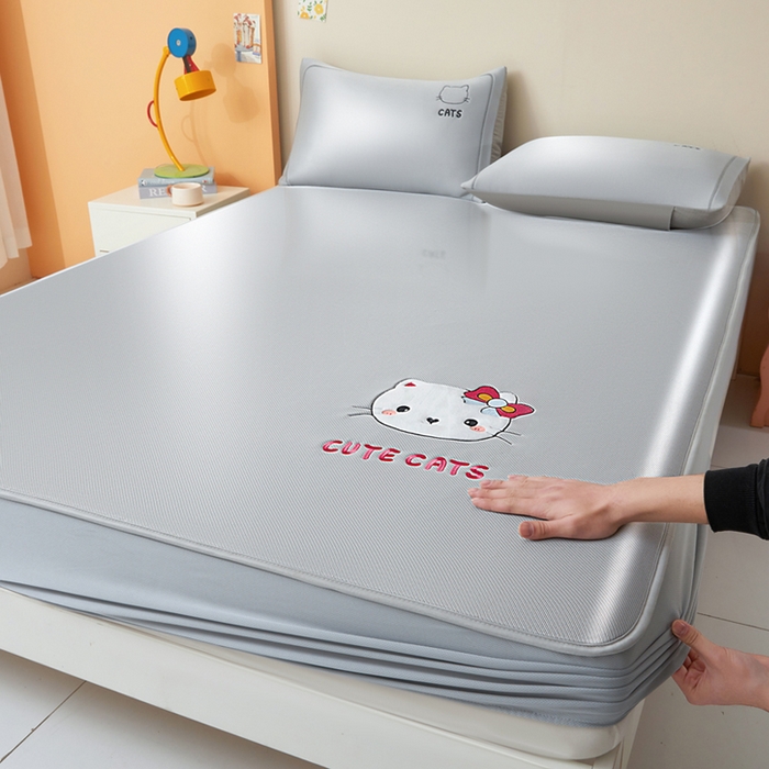 91家纺网 家纺一手货源 找家纺 全季家居 2025新款5A抗菌碳光卡通贴布系列冰丝席 床笠款-胖脸猫咪-银灰