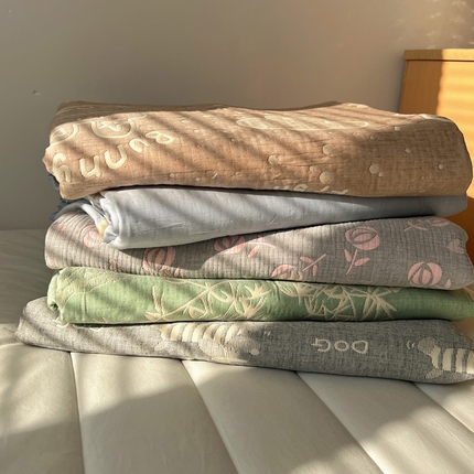 91家纺网 家纺一手货源 找家纺 桃喜 2025新款A类全棉三层纱布提花多功能夏被盖毯床盖枕巾 叠拍