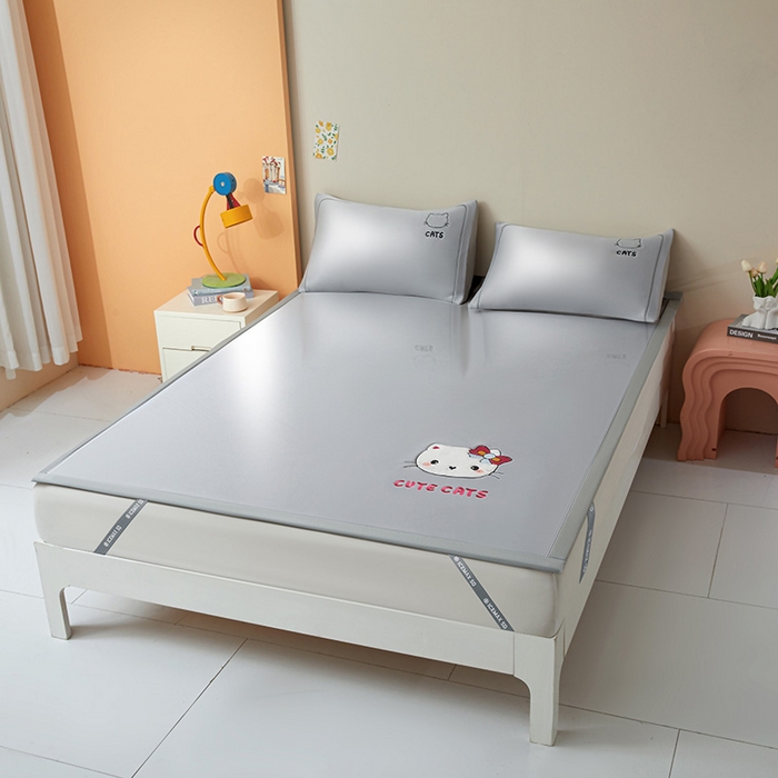 91家纺网 家纺一手货源 找家纺 全季家居 2025新款5A抗菌碳光卡通贴布系列冰丝席 床席款-胖脸猫咪-银灰