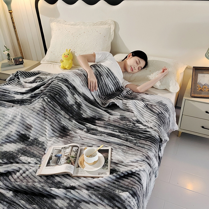 91家纺网 家纺一手货源 找家纺 巴木赫2025新款200g水墨印染抽条毛毯毯子 深灰