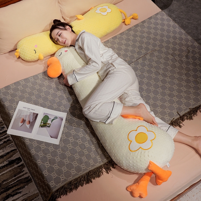 91家纺网 家纺一手货源 找家纺 仟亿莱 2025新款豆豆绒大鹅长条抱枕 豆豆绒长条大白鹅