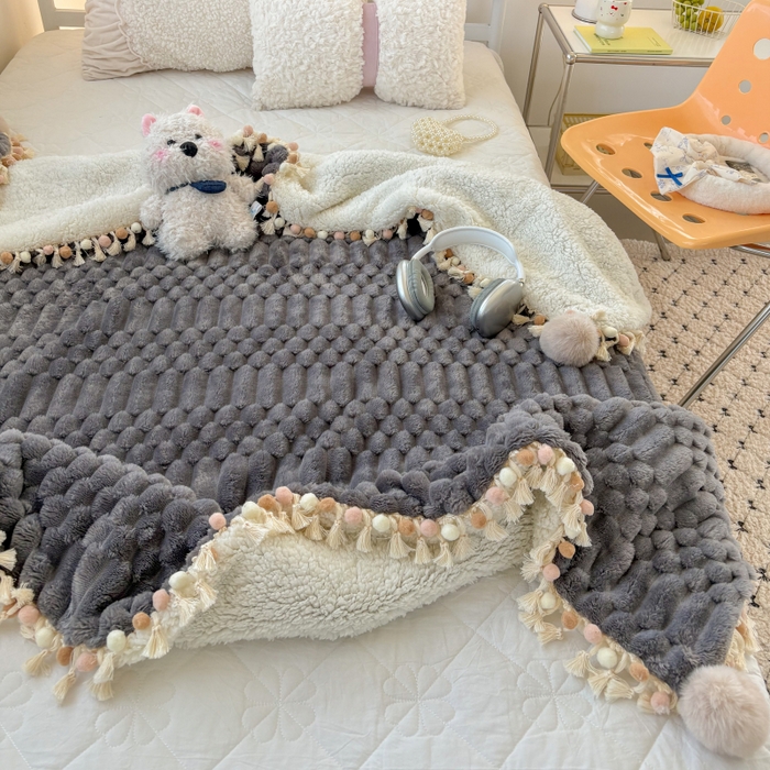 91家纺网 家纺一手货源 找家纺 潮邦创意家居 2025新款 奶芙绒流苏球毛毯 深暮灰