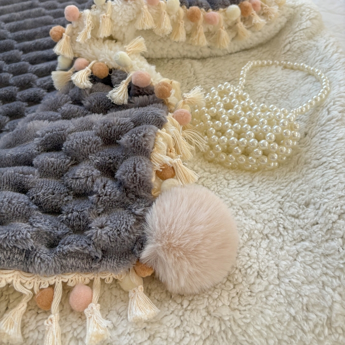 91家纺网 家纺一手货源 找家纺 潮邦创意家居 2025新款 奶芙绒流苏球毛毯 深暮灰