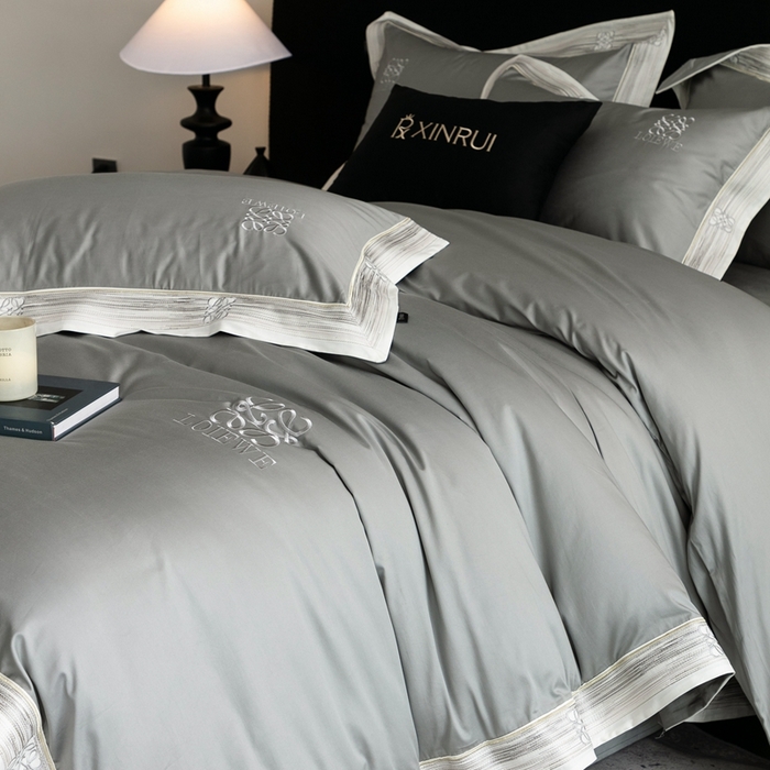91家纺网 家纺一手货源 找家纺 馨蕊家居 2025新款100s高奢典藏简约全棉系列四件套-棉罗莎 棉罗莎-高级灰