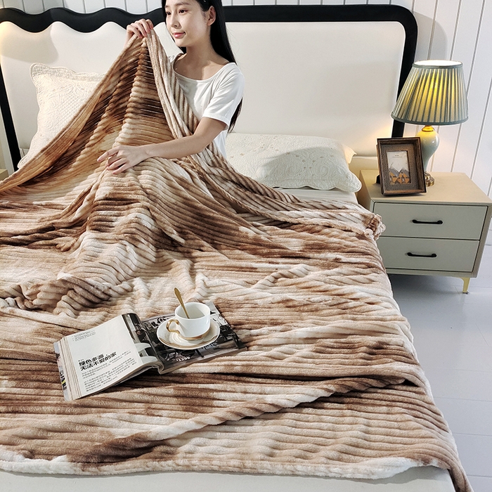 91家纺网 家纺一手货源 找家纺 巴木赫2025新款200g水墨印染抽条毛毯毯子 浅咖