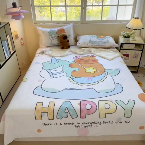 91家纺网 家纺一手货源 找家纺 博雅 2025新款A类大版数码印花冰丝凉席可组合凉感丝夏被-卡皮巴拉 木马卡皮巴拉