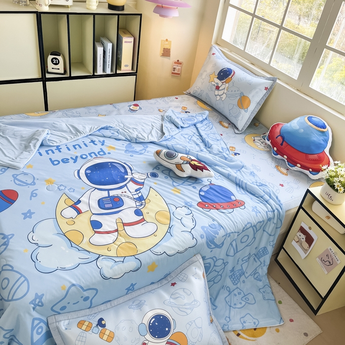 91家纺网 家纺一手货源 找家纺 博雅 2025新款A类大版数码印花冰丝凉席可组合凉感丝夏被-宇航员 绘画宇航员