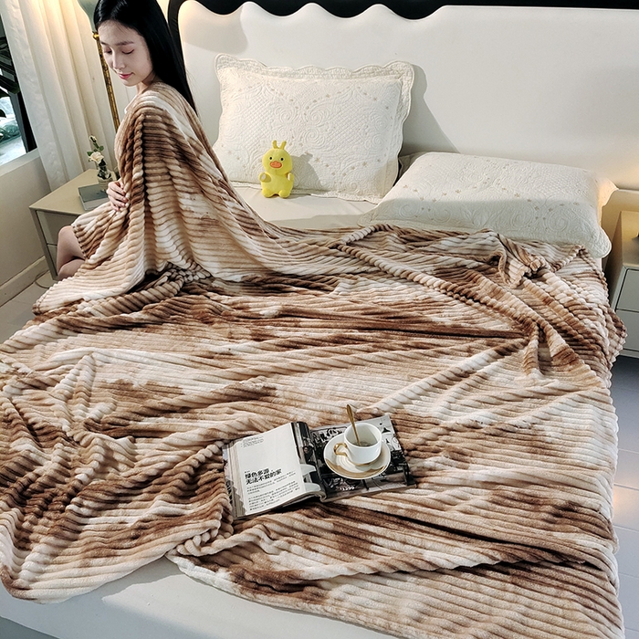 91家纺网 家纺一手货源 找家纺 巴木赫2025新款200g水墨印染抽条毛毯毯子 浅咖