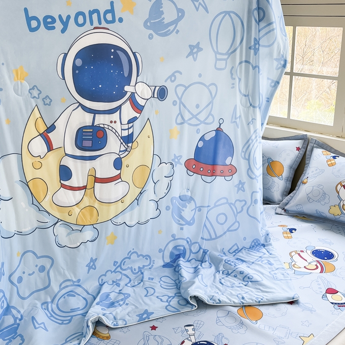 91家纺网 家纺一手货源 找家纺 博雅 2025新款A类大版数码印花冰丝凉席可组合凉感丝夏被-宇航员 绘画宇航员