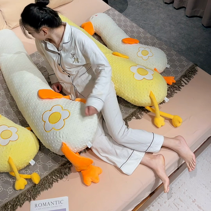 91家纺网 家纺一手货源 找家纺 仟亿莱 2025新款豆豆绒大鹅长条抱枕 豆豆绒长条大白鹅