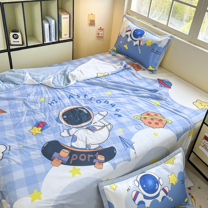 91家纺网 家纺一手货源 找家纺 博雅 2025新款A类大版数码印花冰丝凉席可组合凉感丝夏被-宇航员 滑板宇航员