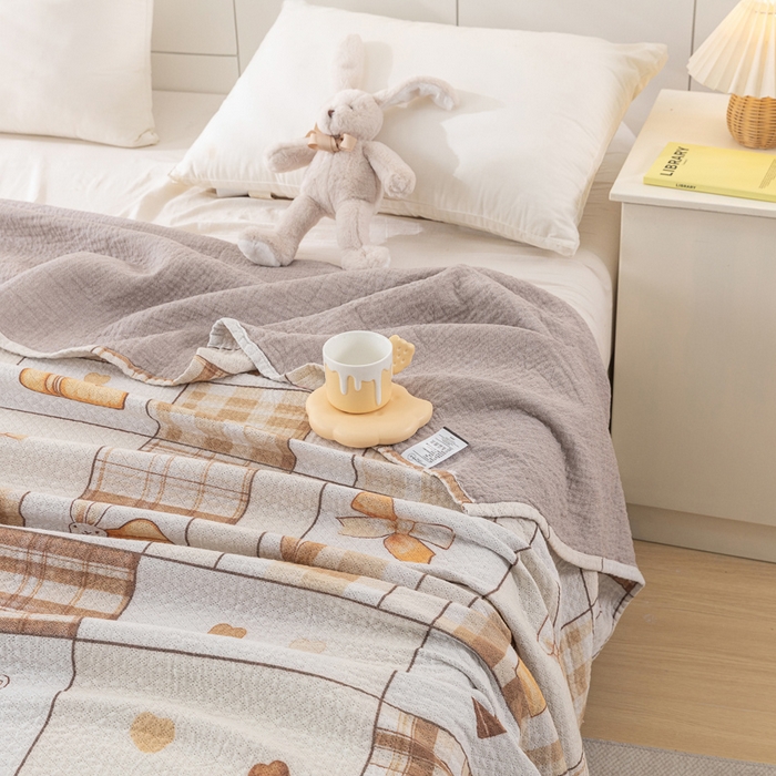 91家纺网 家纺一手货源 找家纺 乐家毛巾被（工厂自产自销） 2025春夏新款三层全棉纯棉印花毛巾被 面包兔子