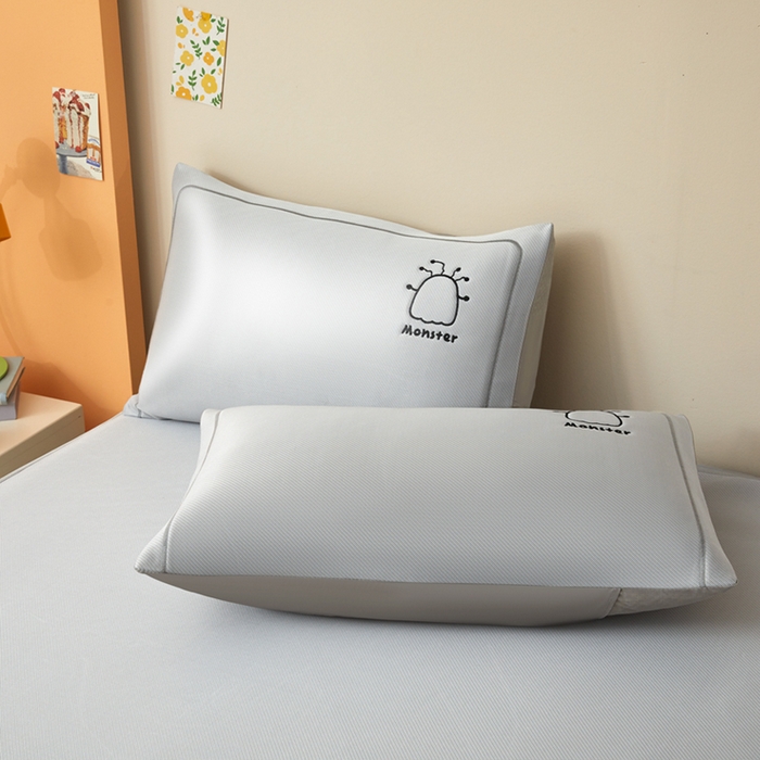 91家纺网 家纺一手货源 找家纺 全季家居 2025新款5A抗菌碳光卡通贴布系列冰丝席 床笠款-快乐精灵-银灰