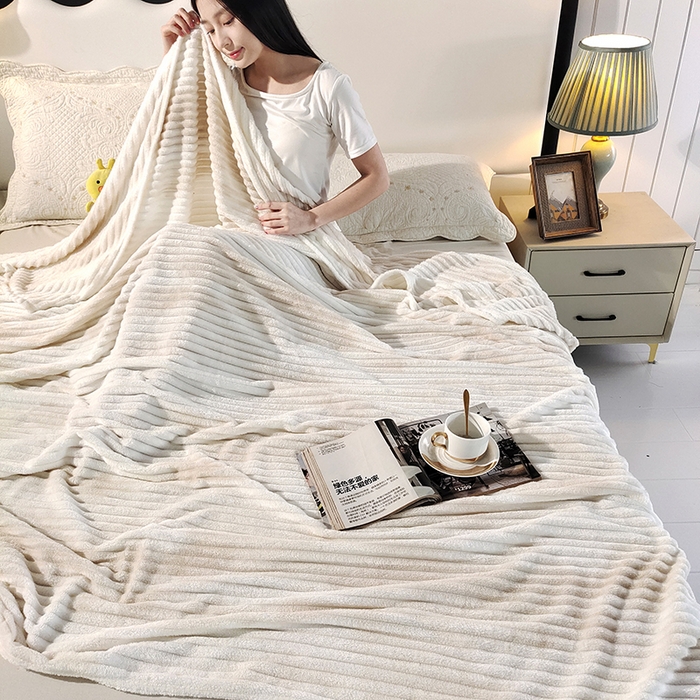 91家纺网 家纺一手货源 找家纺 巴木赫2025新款200g水墨印染抽条毛毯毯子 奶白