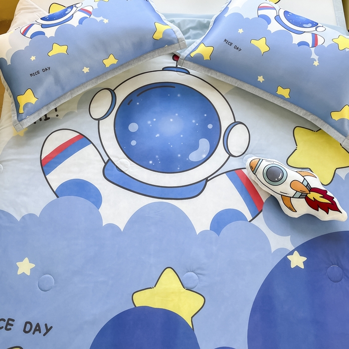 91家纺网 家纺一手货源 找家纺 博雅 2025新款A类大版数码印花冰丝凉席可组合凉感丝夏被-宇航员 梦想宇航员