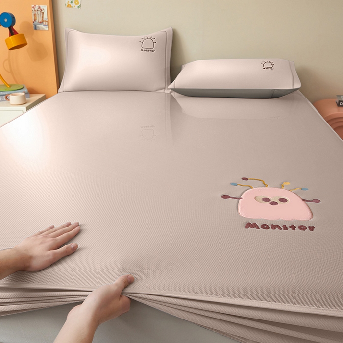 91家纺网 家纺一手货源 找家纺 全季家居 2025新款5A抗菌碳光卡通贴布系列冰丝席 床笠款-快乐精灵-淡粉