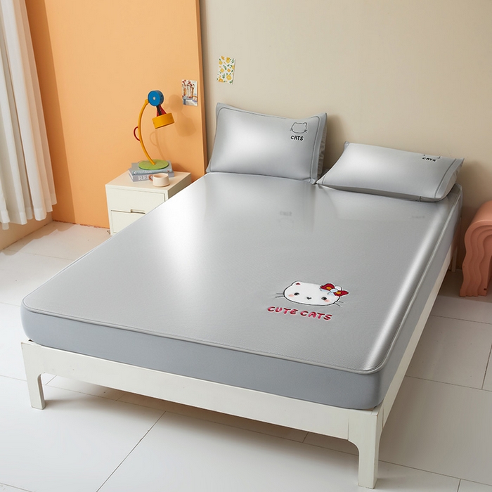 91家纺网 家纺一手货源 找家纺 全季家居 2025新款5A抗菌碳光卡通贴布系列冰丝席 床笠款-胖脸猫咪-银灰