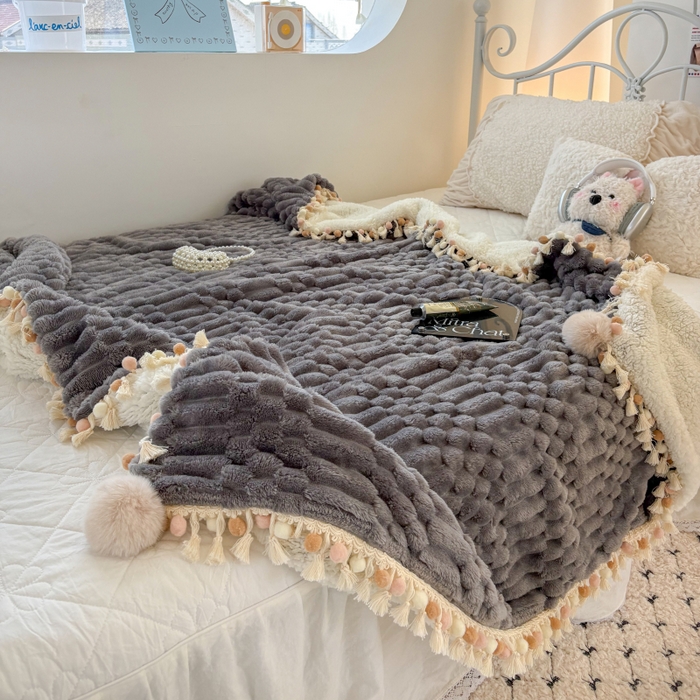 91家纺网 家纺一手货源 找家纺 潮邦创意家居 2025新款 奶芙绒流苏球毛毯 深暮灰