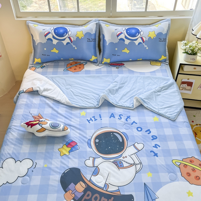 91家纺网 家纺一手货源 找家纺 博雅 2025新款A类大版数码印花冰丝凉席可组合凉感丝夏被-宇航员 滑板宇航员