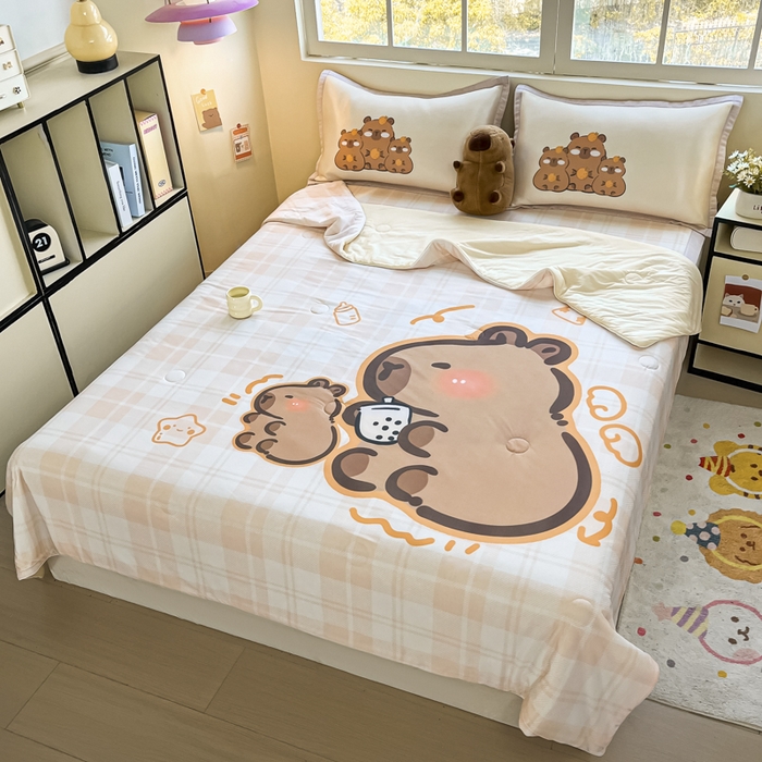 91家纺网 家纺一手货源 找家纺 （总）博雅 2025新款A类大版数码印花冰丝凉席可组合凉感丝夏被-卡皮巴拉