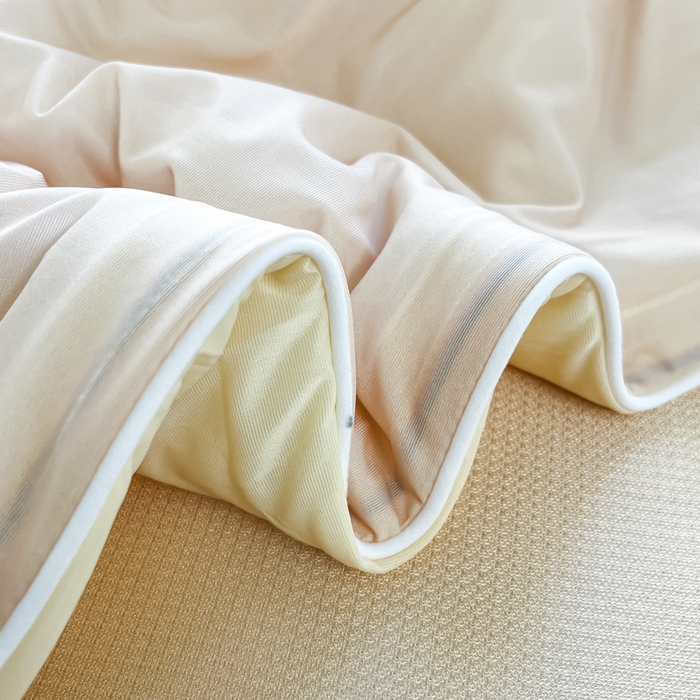 91家纺网 家纺一手货源 找家纺 博雅 2025新款A类大版数码印花冰丝凉席可组合凉感丝夏被-卡皮巴拉 许愿瓶卡皮巴拉