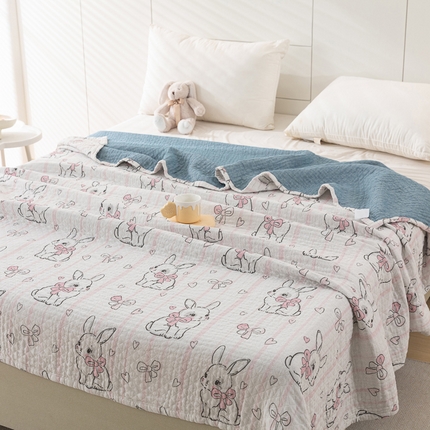 91家纺网 家纺一手货源 找家纺 乐家毛巾被（工厂自产自销） 2025春夏新款三层全棉纯棉印花毛巾被 蝴蝶结兔子