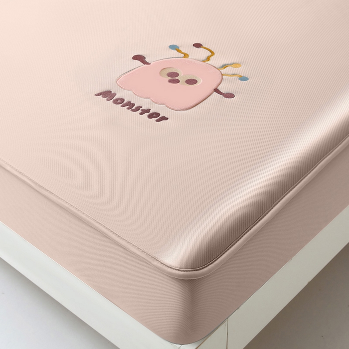 91家纺网 家纺一手货源 找家纺 全季家居 2025新款5A抗菌碳光卡通贴布系列冰丝席 床笠款-快乐精灵-淡粉