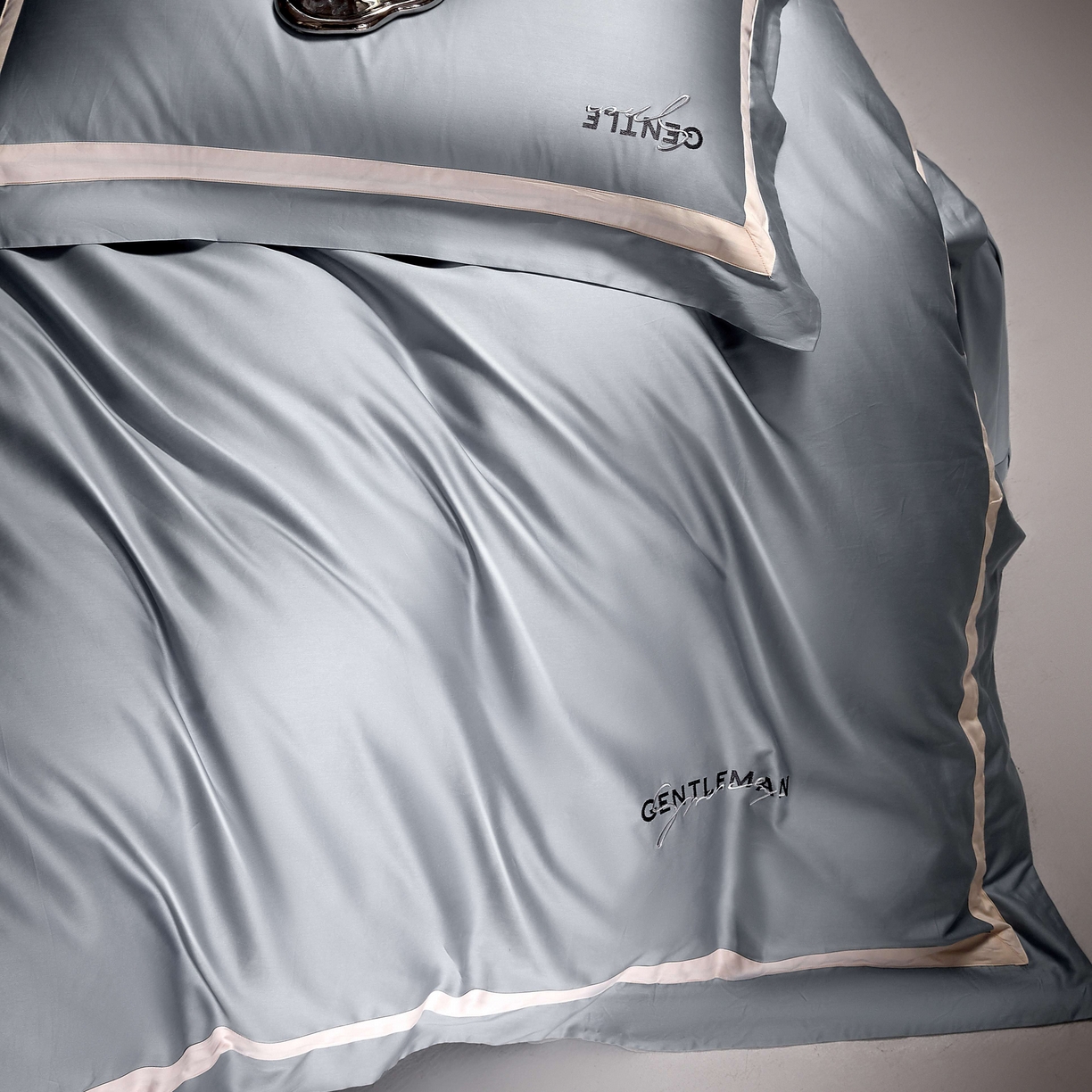 91家纺网 家纺一手货源 找家纺 佳汐蓝家纺 2025春夏新款新疆棉纯棉轻奢四件套（贴边款） 低音灰