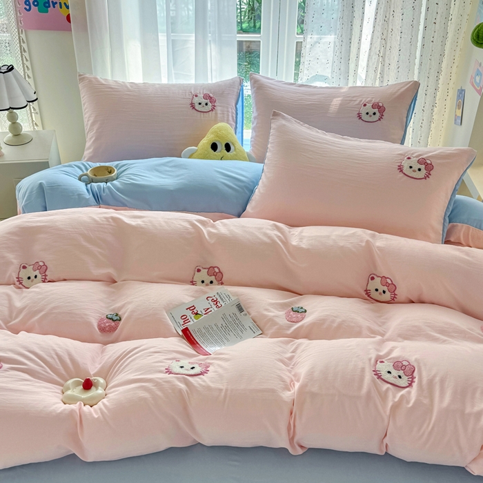 91家纺网 家纺一手货源 找家纺 优卡迪家纺馆 2025新款水洗棉毛巾绣四件套（下载文件夹包含买家秀） 草莓KT-玉粉