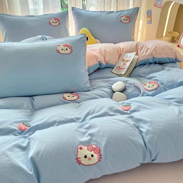 91家纺网 家纺一手货源 找家纺 优卡迪家纺馆 2025新款水洗棉毛巾绣四件套（下载文件夹包含买家秀） 草莓KT-天蓝