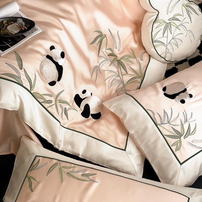 91家纺网 家纺一手货源 找家纺 MIU缪家居 2025新款60支兰精天丝四件套-熊猫与竹 熊猫与竹-浅粉