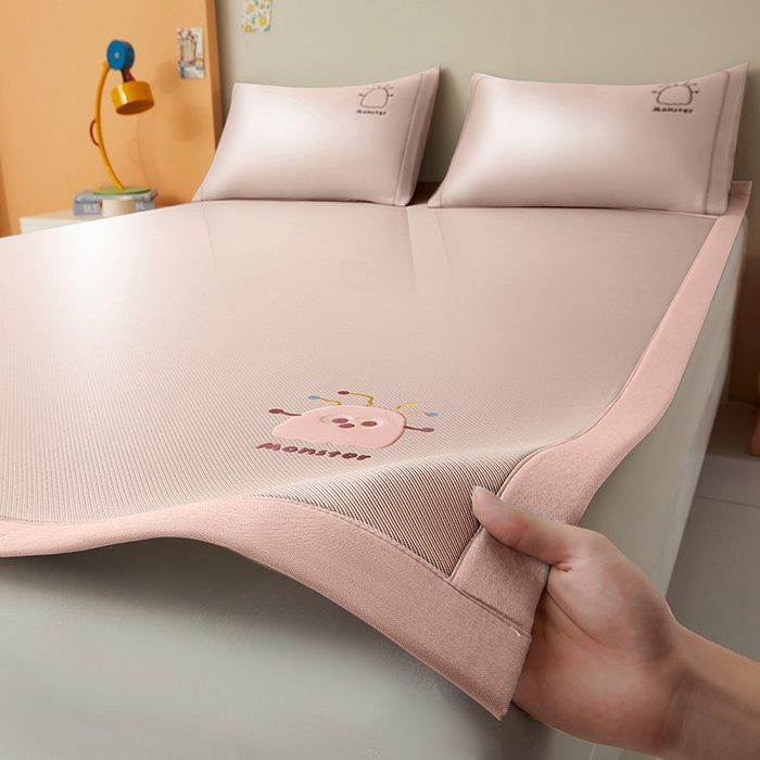 91家纺网 家纺一手货源 找家纺 全季家居 2025新款5A抗菌碳光卡通贴布系列冰丝席 床席款-快乐精灵-淡粉