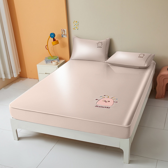 91家纺网 家纺一手货源 找家纺 全季家居 2025新款5A抗菌碳光卡通贴布系列冰丝席 床笠款-快乐精灵-淡粉