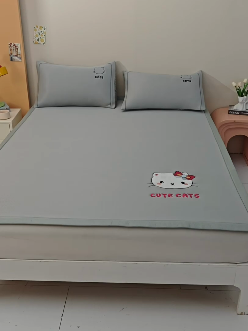 91家纺网 家纺一手货源 找家纺 全季家居 2025新款5A抗菌碳光卡通贴布系列冰丝席 床席款-胖脸猫咪-银灰