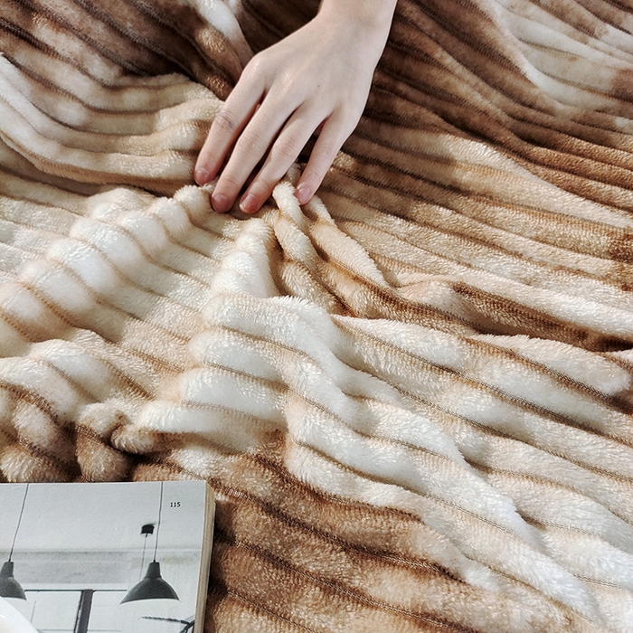 91家纺网 家纺一手货源 找家纺 巴木赫2025新款200g水墨印染抽条毛毯毯子 浅咖