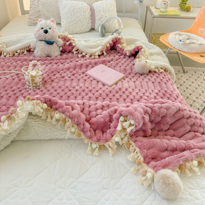 91家纺网 家纺一手货源 找家纺 潮邦创意家居 2025新款 奶芙绒流苏球毛毯 甜莓粉