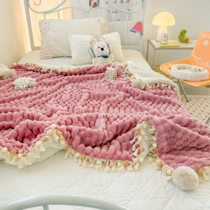 91家纺网 家纺一手货源 找家纺 潮邦创意家居 2025新款 奶芙绒流苏球毛毯 甜莓粉