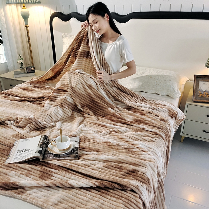 91家纺网 家纺一手货源 找家纺 巴木赫2025新款200g水墨印染抽条毛毯毯子 浅咖