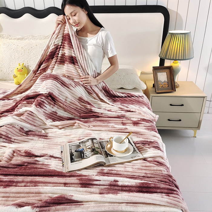 91家纺网 家纺一手货源 找家纺 巴木赫2025新款200g水墨印染抽条毛毯毯子 红棕