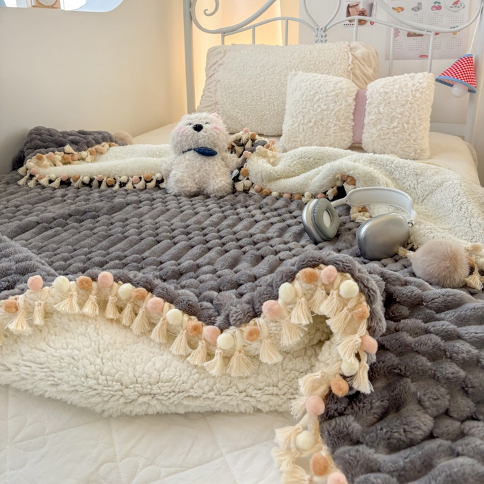 91家纺网 家纺一手货源 找家纺 潮邦创意家居 2025新款 奶芙绒流苏球毛毯 深暮灰