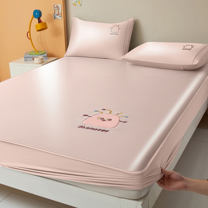 91家纺网 家纺一手货源 找家纺 全季家居 2025新款5A抗菌碳光卡通贴布系列冰丝席 床笠款-快乐精灵-淡粉