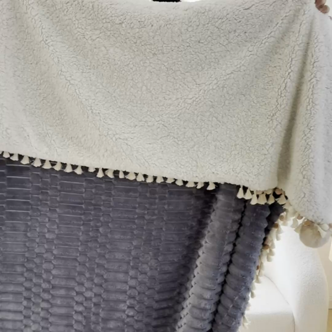 91家纺网 家纺一手货源 找家纺 潮邦创意家居 2025新款 奶芙绒流苏球毛毯 浅蓝灰