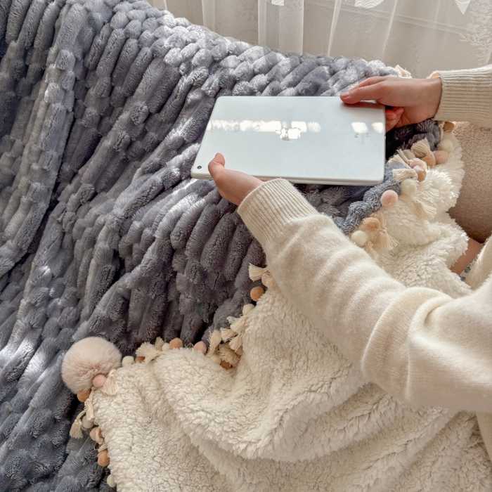 91家纺网 家纺一手货源 找家纺 潮邦创意家居 2025新款 奶芙绒流苏球毛毯 浅蓝灰