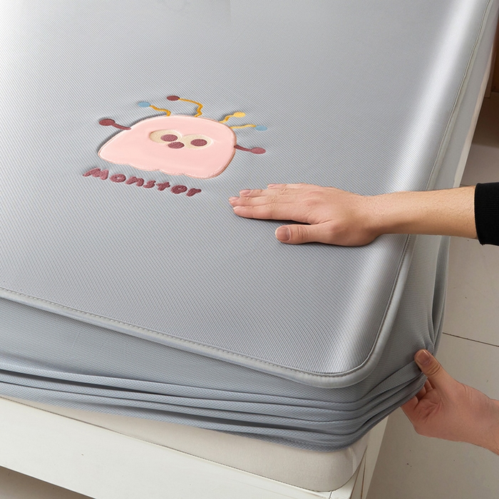 91家纺网 家纺一手货源 找家纺 全季家居 2025新款5A抗菌碳光卡通贴布系列冰丝席 床笠款-快乐精灵-银灰