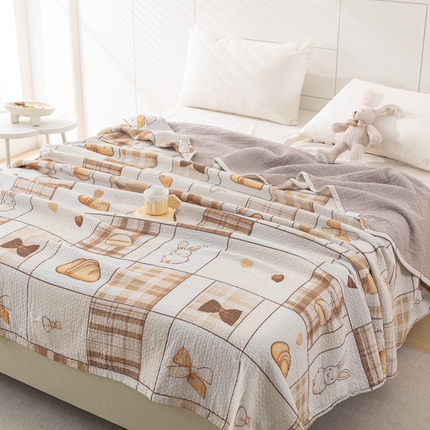 91家纺网 家纺一手货源 找家纺 乐家毛巾被（工厂自产自销） 2025春夏新款三层全棉纯棉印花毛巾被 面包兔子